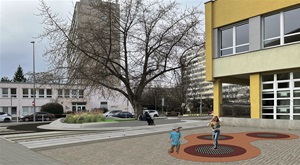 Podnět 24: Úprava veřejného prostoru před ZŠ Horáčkova 