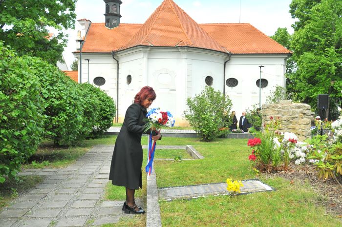Pomník v Michli připomíná oběti druhé světové války, bojovníků z Pražského povstání, kteří padli v boji s okupanty. Původně na tomto místě stával pomník michelských obyvatel padlých v první světové válce, který byl v době protektorátu odstraněn. V roce 1989 bylo pohřebiště nově upraveno. Pomník v Michli připomíná oběti druhé světové války, bojovníků z Pražského povstání, kteří padli v boji s okupanty. Původně na tomto místě stával pomník michelských obyvatel padlých v první světové válce, který byl v době protektorátu odstraněn. V roce 1989 bylo pohřebiště nově upraveno.