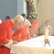 Udílení svátosti biřmování kardinálem Dominikem Dukou v kostele sv. Václava v Nuslích