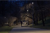 Na snímcích z 21. a 25. března 2021 z parků Jezerka a Na Fidlovačce jsou vidět jak různé intenzity osvětlení, tak i různá možná barevná teplota světla u nového LED osvětlení.