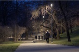 Na snímcích z 21. a 25. března 2021 z parků Jezerka a Na Fidlovačce jsou vidět jak různé intenzity osvětlení, tak i různá možná barevná teplota světla u nového LED osvětlení.