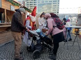 Starosta Kubín rozdával dětem mikulášskou nadílku na Trzích Budějovická.