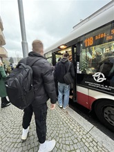 Městská část Praha 4 požaduje, aby po zprovoznění Dvoreckého mostu v příštím roce došlo k výraznému posílení a doplnění přepravní kapacity na trase Smíchovské nádraží – Dvorce – Budějovická. 