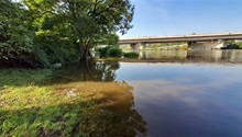 Úterní ranní situace u Vltavy v Braníku při průtoku přes 900 m3/s