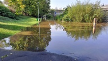 Úterní ranní situace u Vltavy v Braníku při průtoku přes 900 m3/s