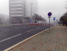 Havárie potrubí uzavřela křižovatku na Budějovické, MHD má objezdové trasy.