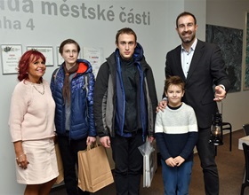 Skauti z oddílu Utah z Krče přinesli v pondělí 19. prosince 2022 ve své lucerničce na radnici Prahy 4 Betlémské světlo. 