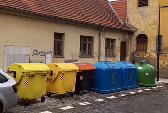 Branická ulice získává zásluhou své celkové revitalizace podstatně přívětivější tvář a přispět k tomu chtějí i pohledově příjemnější kontejnery na tříděný odpad, které se v ulici objeví, namísto klasických, od 1. prosince 2020.