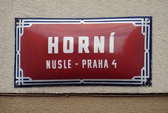 Horní ulice v den úklidu komunikací.