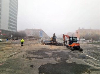 Havárie potrubí uzavřela křižovatku na Budějovické, MHD má objezdové trasy.
