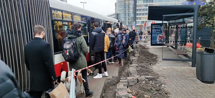 Výkopové práce u zastávky autobusů Budějovická ohrozily bezpečnost - stav před a po