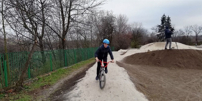 Radnice Prahy 4 zrekonstruovala sportoviště v sousedství ulice Na Chodovci. Právě tam byla už v roce 2008 vybudována přírodní pumptracková dráha se sousedícím skateparkem. Díky radničnímu projektu se nyní výrazně zlepšila kvalita areálu a rozšířily se počet, délka i obtížnost tratí. Původně jedna dráha se díky rekonstrukci rozšířila na tři dráhy různých stupňů obtížnosti – od začátečníků po pokročilé. Celková délka tratí je 160 metrů a výška skoků od půl do tří metrů. Zkušeným cyklotrialistům je rovněž k dispozici umělá šestimetrová rampa.