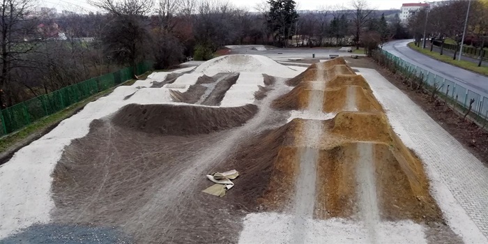 Radnice Prahy 4 zrekonstruovala sportoviště v sousedství ulice Na Chodovci. Právě tam byla už v roce 2008 vybudována přírodní pumptracková dráha se sousedícím skateparkem. Díky radničnímu projektu se nyní výrazně zlepšila kvalita areálu a rozšířily se počet, délka i obtížnost tratí. Původně jedna dráha se díky rekonstrukci rozšířila na tři dráhy různých stupňů obtížnosti – od začátečníků po pokročilé. Celková délka tratí je 160 metrů a výška skoků od půl do tří metrů. Zkušeným cyklotrialistům je rovněž k dispozici umělá šestimetrová rampa.