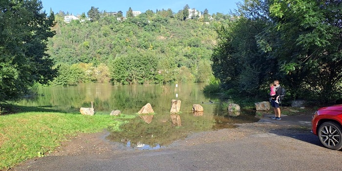 Úterní ranní situace u Vltavy v Braníku při průtoku přes 900 m3/s