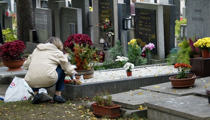 Hřbitovy ve správě hlavního města budou v období dušiček otevřeny od 8:00 do 18:00 hodin, od 3. listopadu až do konce února pouze do 17:00 hodin.