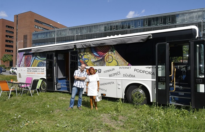 V Praze 4 se v srpnu otevřel nízkoprahový klub pro děti a mládež. Není to ovšem ledajaký klub, ale speciálně upravený autobus s názvem Uličník. Vstup je zdarma a kromě volnočasových aktivit pro děti a mládež nabízí také poradenství a podporu při řešení obtížných životních situací. 