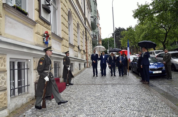 Pietní akt u Památníku Tří odbojů a u busty generála Karla Kutlvašra dne 7. května 2024.