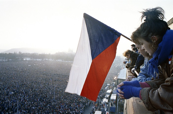 Výstava „Okamžiky sametové revoluce“ ve spolupráci s ČTK bude k vidění od 24. 10. do 21. 11. v parku Na Pankráci. - Foto: ČTK