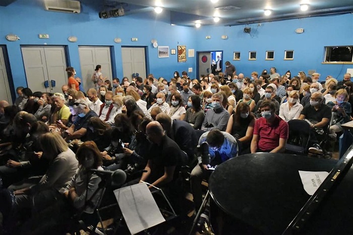 Symbolickým termínem 20. září 2020 začaly oslavy dvou dekád fungování divadla Dobeška. Domovská scéna Divadla Sklep nabídla bohatý program v rámci takzvaného Festivalu dvaceti let. Jubileum navíc oslavila s novou střechou. Do nové sezony tak vstupuje tato scéna s novým střešním pláštěm, světlíky, hromosvodem a dalšími drobnými opravami.