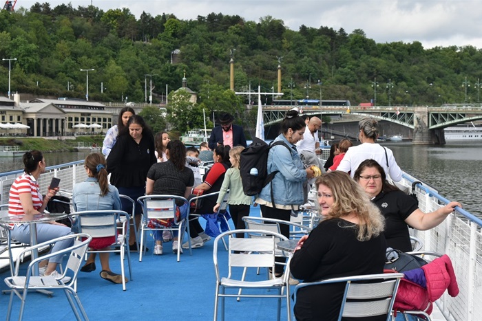 Úspěšný integrační projekt radnice pozval naše cizince na plavbu po Vltavě
