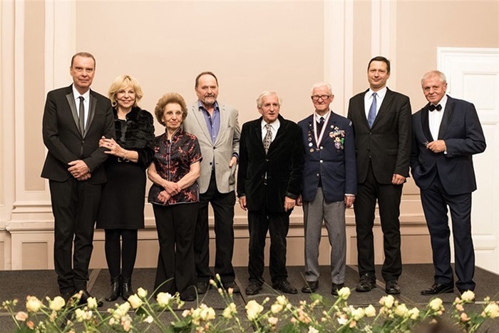 Dne 14. září 2016 udělila městská část Praha 4 čestné občanství šesti osobnostem. Byli to: lékařka a sběratelka loutek MUDr. Alena Vorlová, zpěvačka, textařka, herečka a moderátorka Hana Zagorová, operní pěvec Štefan Margita, skautský vůdce Eduard Marek, básník, spisovatel a překladatel Petr Skarlant, spisovatel, překladatel, básník, sběratel a tvůrce aforismů a knížek pro děti Ing. Jiří Žáček