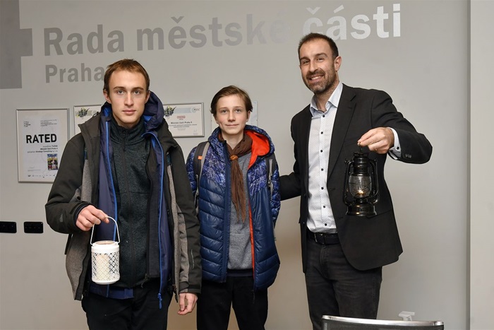 Skauti z oddílu Utah z Krče přinesli v pondělí 19. prosince 2022 ve své lucerničce na radnici Prahy 4 Betlémské světlo. 