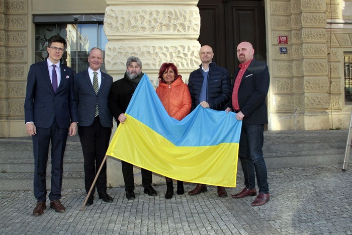 Na historické Nuselské radnici je od 23. února 2022 vyvěšena vlajka Ukrajinské republiky. Je projevem solidarity Prahy 4 s Ukrajinou a jejími obyvateli, kteří čelí agresi ohrožující její územní celistvost a státní suverenitu. Rozhodla o tom na zasedání Rada městské části Praha 4. Vlajka bude na Nuselské radnici do 31. března 2022.