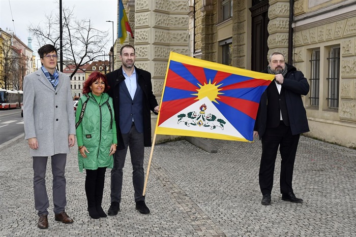 Praha vyvěsila na Nuselské radnici vlajku Tibetu 