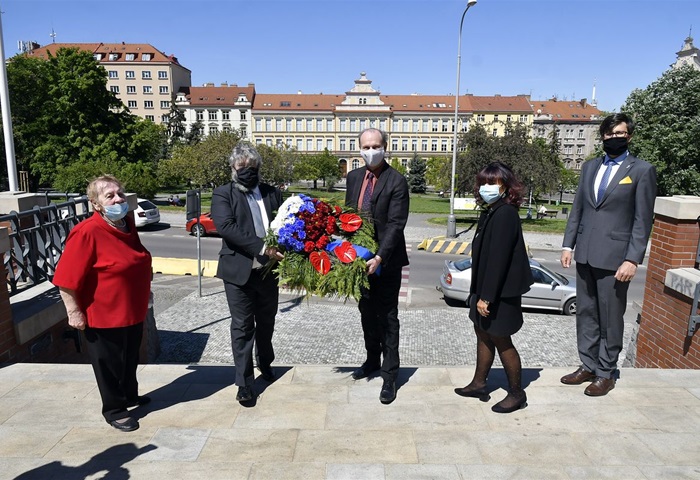 Ve čtvrtek 7.května 2020 si památku účastníků Pražského povstání a velitele povstaleckých vojsk v Praze generála Karla Kutlvašra na náměstí, které nese generálovo jméno, položením věnce připomněli starostka Prahy 4 Irena Michalcová (ANO 2011), 1. místostarosta Zdeněk Kovářík (ODS), místostarosta Michala Hroza (TOP 09), radní Tomáš Hrdinka (ANO 2011) a pamětnice a čestná občanka Prahy 4 Jaroslava Křupalová.