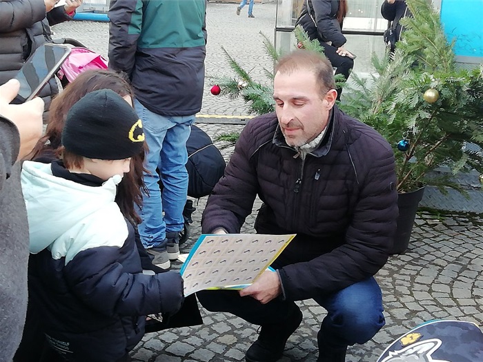 Starosta Kubín rozdával dětem mikulášskou nadílku na Trzích Budějovická.