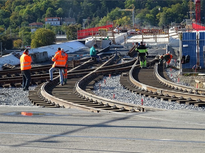 Městská část Praha 4 požaduje, aby po zprovoznění Dvoreckého mostu v příštím roce došlo k výraznému posílení a doplnění přepravní kapacity na trase Smíchovské nádraží – Dvorce – Budějovická. 