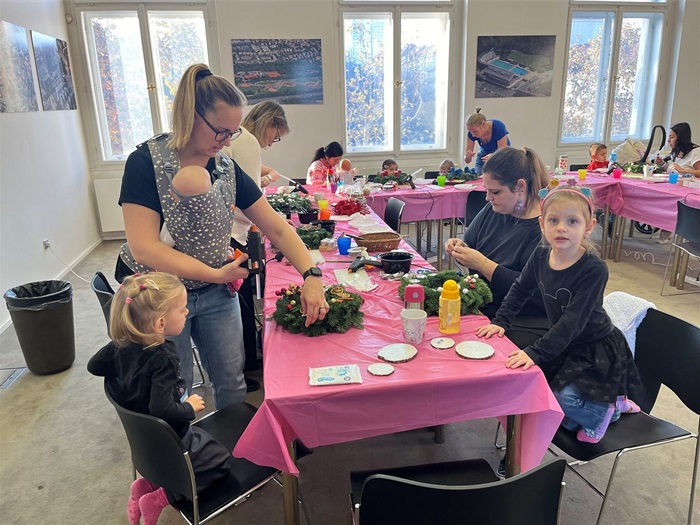 Adventní workshop na Nuselské radnici měl úspěch u dětí i u rodičů.