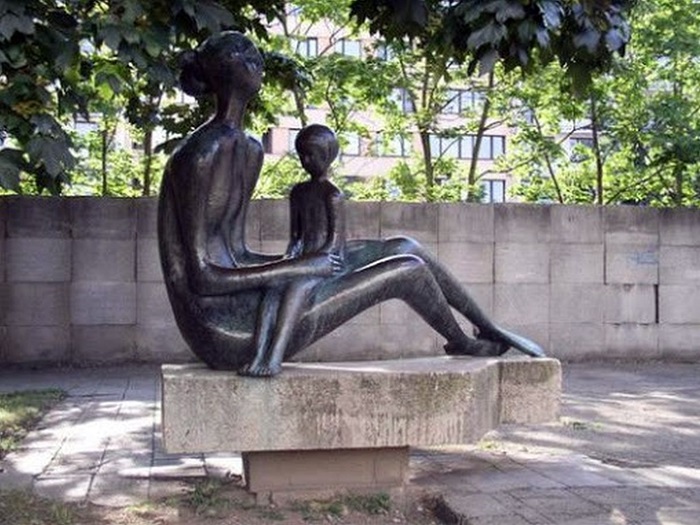 Obyčejná madona Autor: Miloš Zet, 1971, bronz, Pujmanové, sídliště Pankrác I, Praha 4