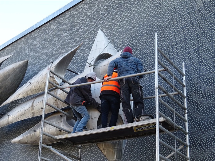 Plastika Vazby se po restaurování vrátí zpět na fasádu ZŠ Filosofská