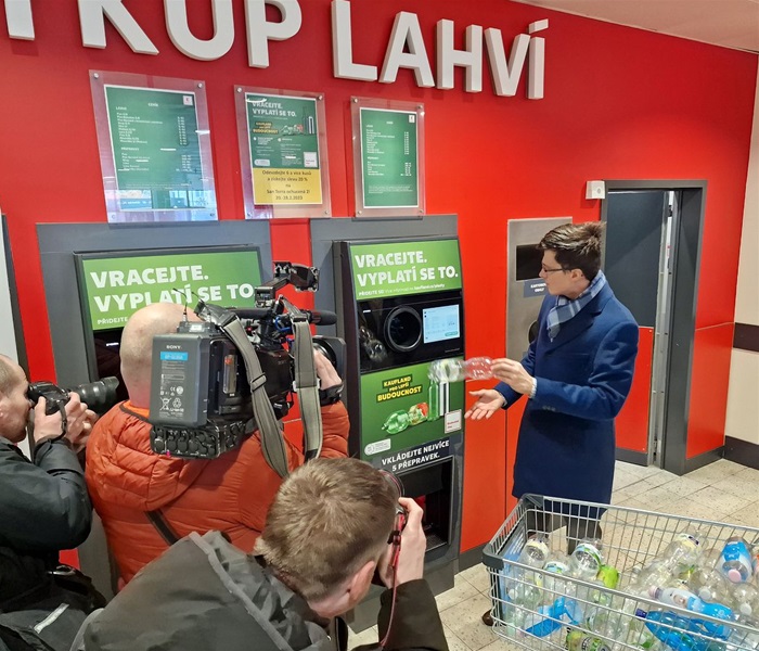 Michelská prodejna Kaufland nově zavádí zpětný odběr PET lahví a plechovek