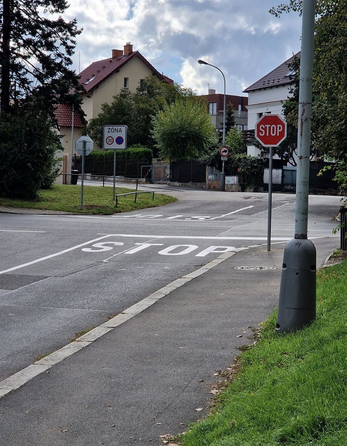 Nová dopravní opatření zvyšující bezpečnost v ulicích Na Zemance a Mezivrší